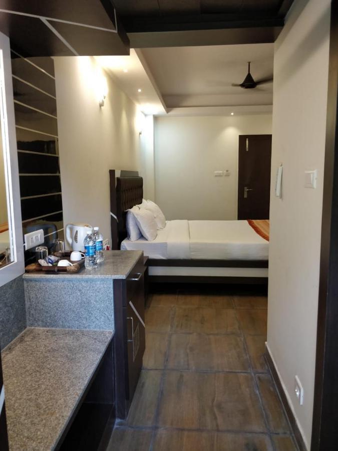Hotel Cs Empire à Lakshmanpur Extérieur photo