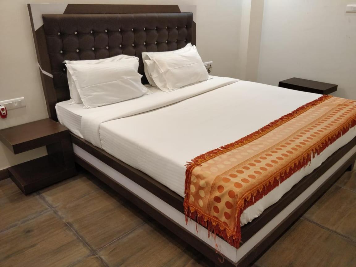 Hotel Cs Empire à Lakshmanpur Extérieur photo
